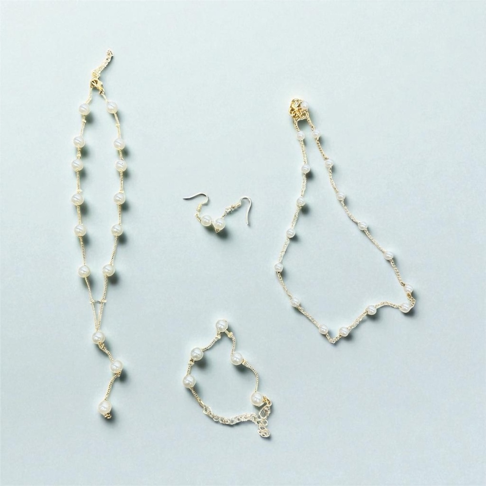 Elegant Pearl Jewelry Set in Gold